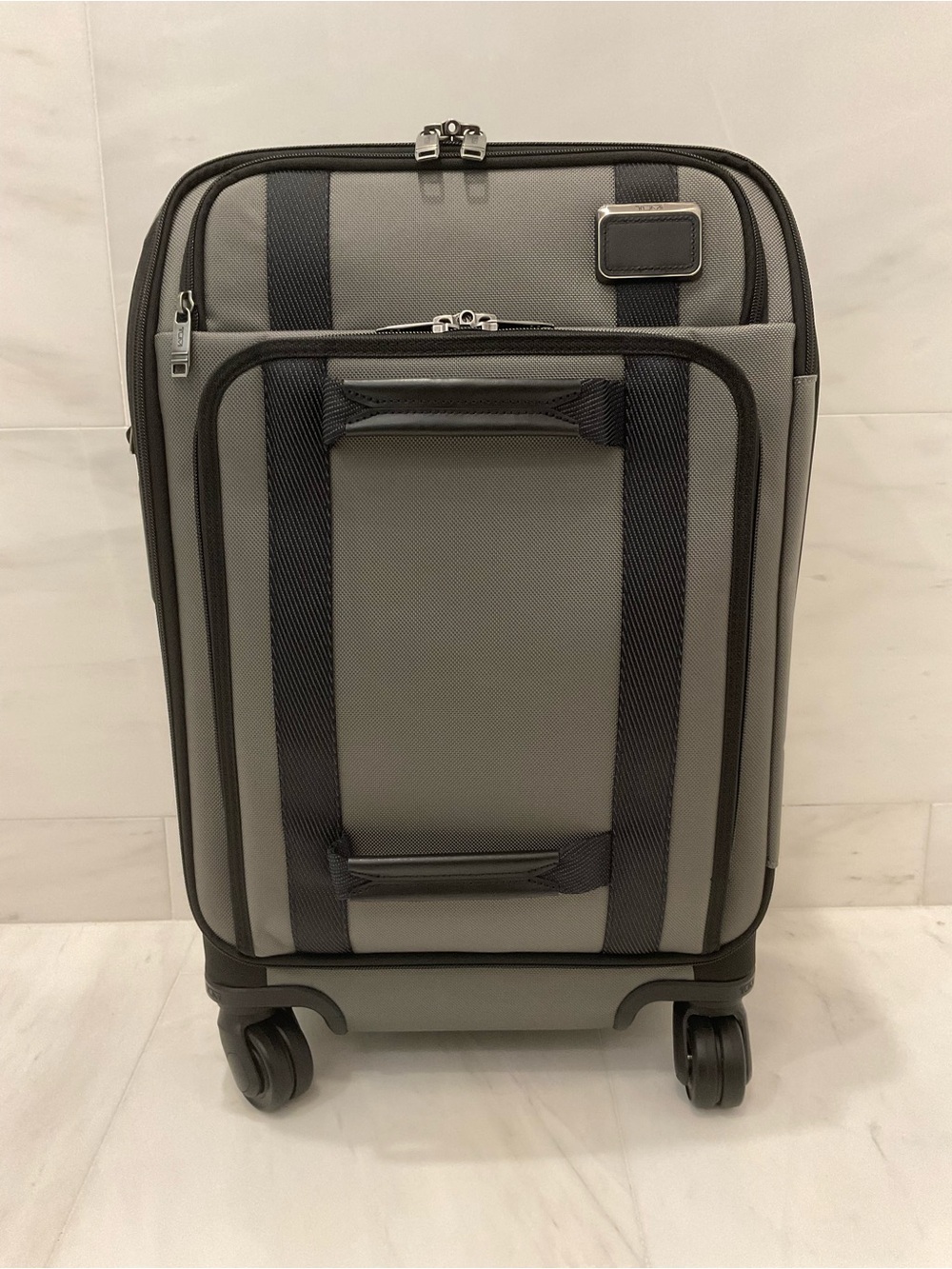 NEW Tumi MERGE 22” INTERNATIONAL FRONT LID Carry-on Suitcase - ALLOY & BLACK